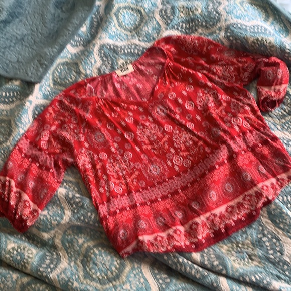 Comfortable and breathy, mati billow sleeve top! - Picture 2 of 4